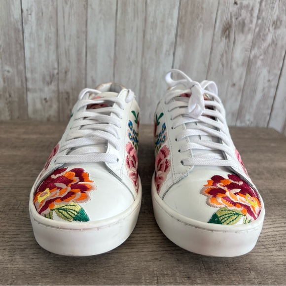 Johnny Was White Floral Embroidered Low Top Sneakers Cottage Womens 6-6.5 - Picture 3 of 6
